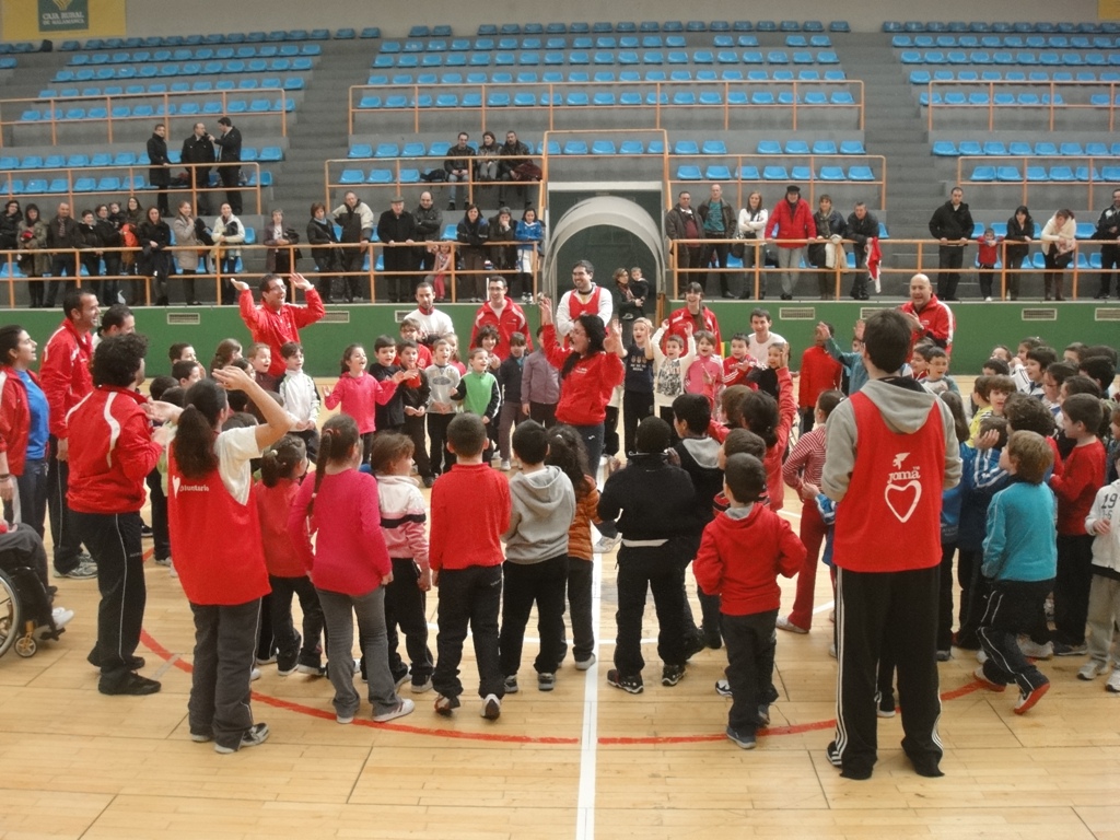 Este sábado el ayuntamiento de Salamanca, dentro de su programa prebenjamín para escolares salmantinos organizó la actividad de deporte adaptado - deporte paralímpico con el doble objetivo de educar y divertir; baloncesto en silla de ruedas, goalball, boccia, volei sentados, y otras pruebas y juegos hicieron las delicias de los infantes entre 4 y 8 años. Aviva fue la encargada a través de sus técnicos y monitores de desarrollar este programa que también tiene continuidad en los centros educativos de Salamanca y su provincia.